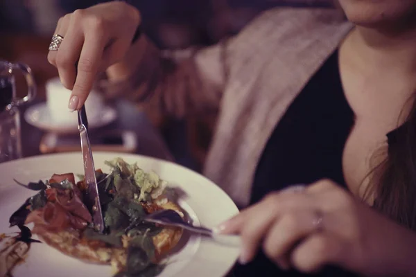 Mujer cenando — Foto de Stock