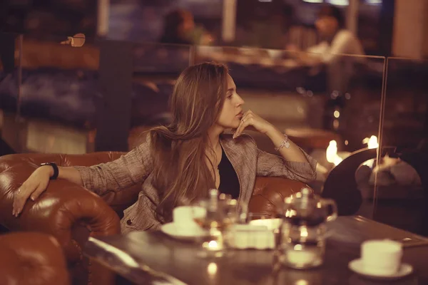 Vrouw met diner in restaurant — Stockfoto