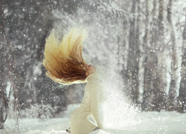 Hermosa mujer en el bosque nevado — Foto de Stock