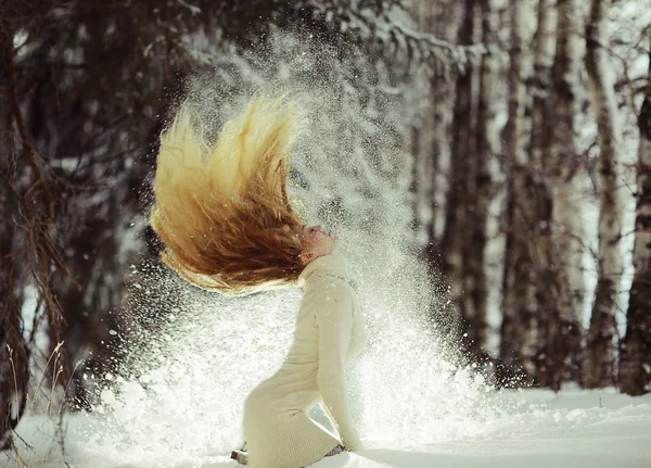 Hermosa mujer en el bosque nevado — Foto de Stock