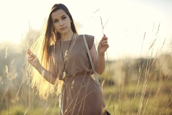 Mulher bonita no campo rural — Fotografia de Stock