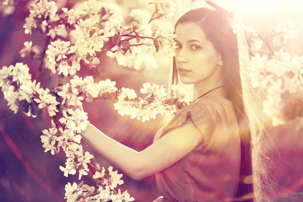 Junge Frau im Frühlingsgarten — Stockfoto
