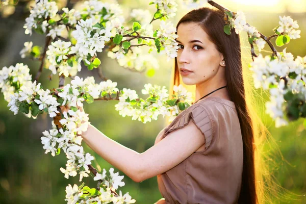 Bahar bahçesinde güzel bir kadın — Stok fotoğraf