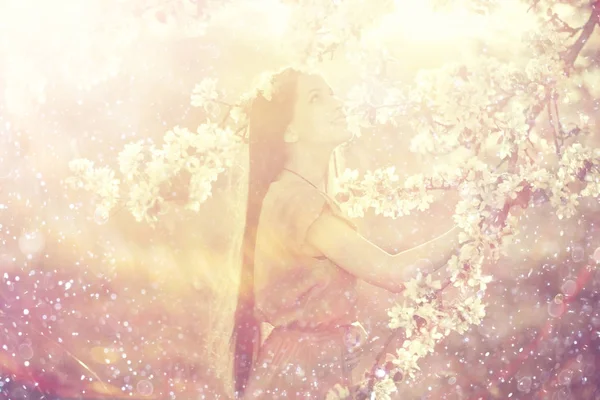 Mujer joven en el jardín de primavera — Foto de Stock