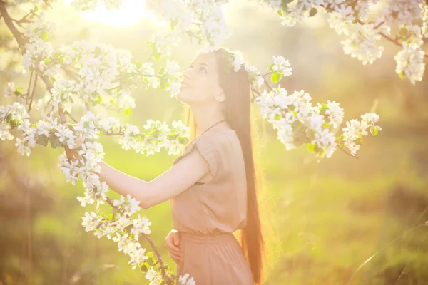 Young woman in spring garden — Stock Photo, Image