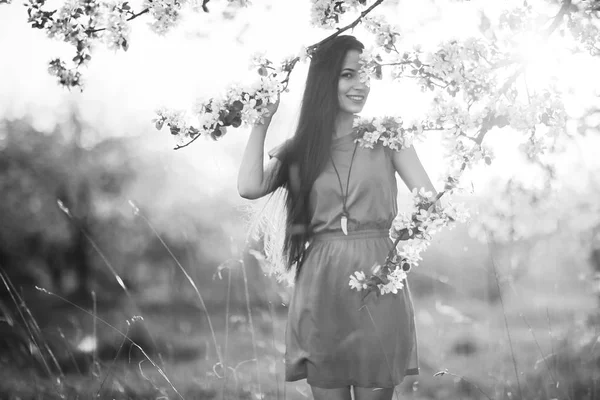 Belle femme dans le jardin de printemps — Photo