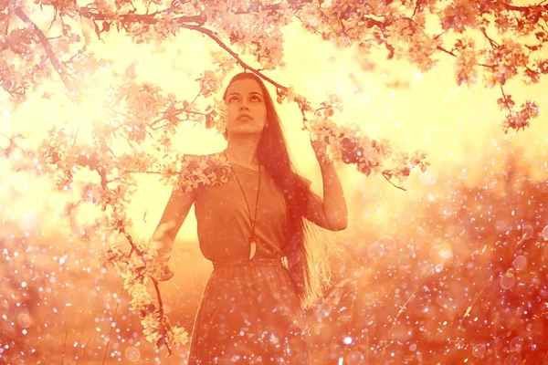 Hermosa mujer en jardín de primavera — Foto de Stock