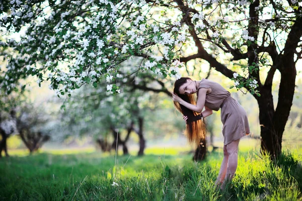 Jeune femme dans le jardin de printemps — Photo