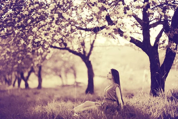 Jovem mulher no jardim da primavera — Fotografia de Stock