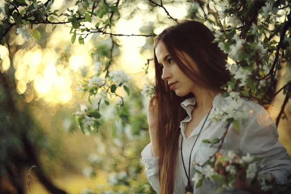 Bella donna in giardino primaverile — Foto Stock