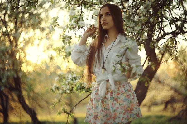 Giovane donna in giardino primaverile — Foto Stock