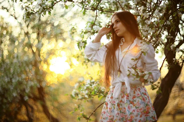 Женщина в весеннем саду — стоковое фото