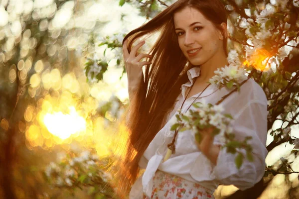 Belle femme dans le jardin de printemps — Photo