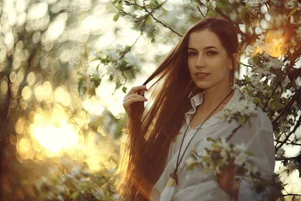 Giovane donna in giardino primaverile — Foto Stock