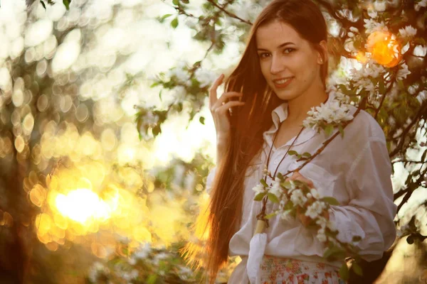 Hermosa mujer en jardín de primavera — Foto de Stock
