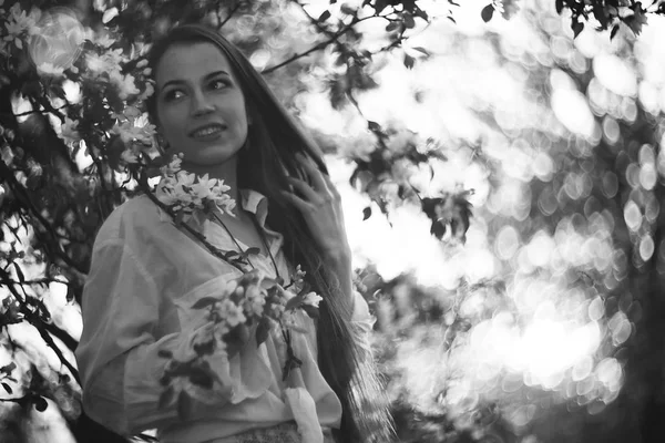 Mujer joven en el jardín de primavera — Foto de Stock