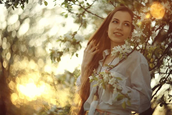 Jeune femme dans le jardin de printemps — Photo