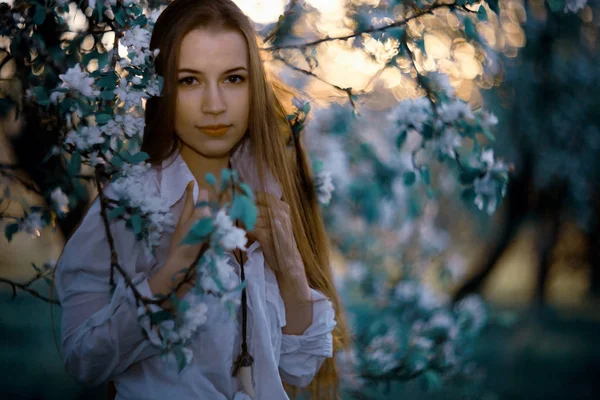 Vacker kvinna i vår trädgård — Stockfoto