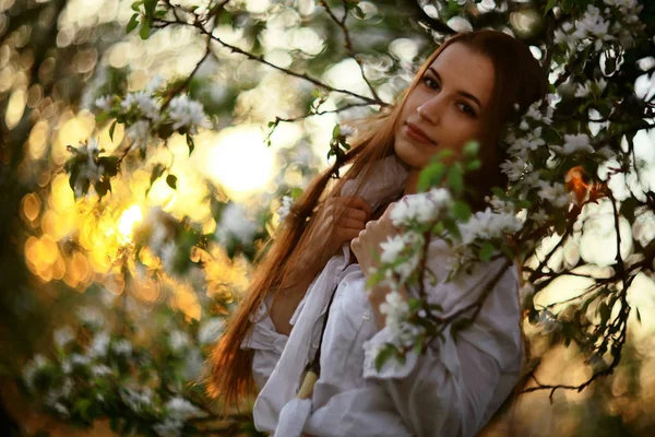 Bella donna in giardino primaverile — Foto Stock