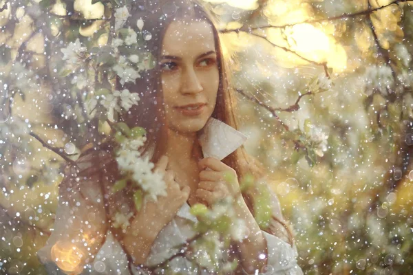 Mujer joven en el jardín de primavera —  Fotos de Stock