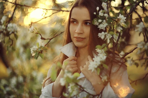 Mooie vrouw in de lente tuin — Stockfoto