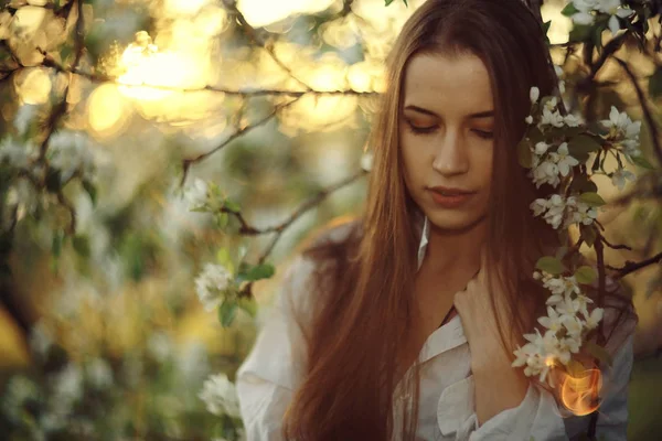 Bahar bahçesinde güzel bir kadın — Stok fotoğraf