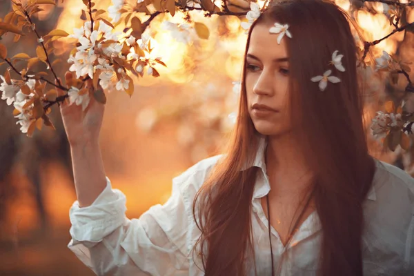 Mladá žena v jarní zahradě — Stock fotografie