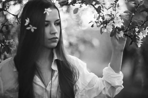 Jonge vrouw in het voorjaar tuin — Stockfoto