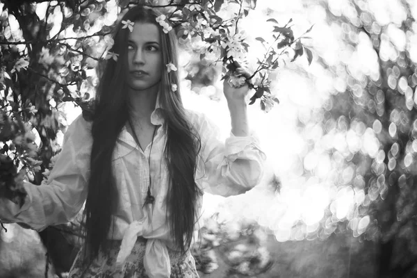 Young woman in spring garden — Stock Photo, Image