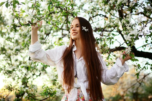 Jovem mulher no jardim da primavera — Fotografia de Stock
