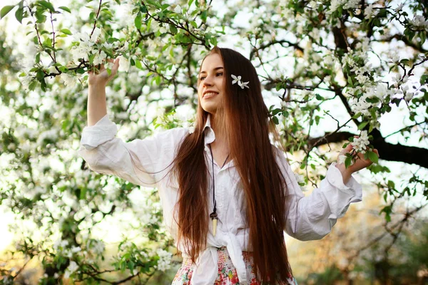 Jeune femme dans le jardin de printemps — Photo