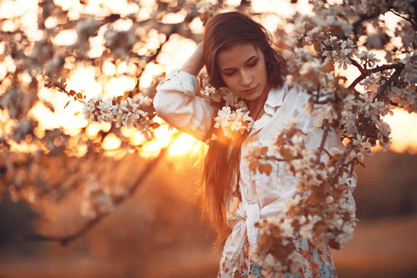 Jovem mulher no jardim da primavera — Fotografia de Stock