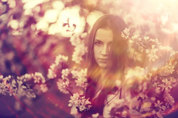 Mujer joven en el jardín de primavera — Foto de Stock