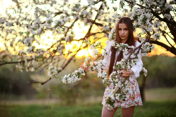 Giovane donna in giardino primaverile — Foto Stock