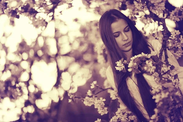 Hermosa mujer en jardín de primavera — Foto de Stock