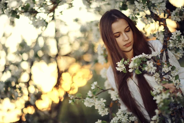 Belle femme dans le jardin de printemps — Photo