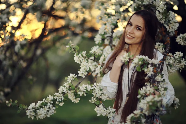 Bella donna in giardino primaverile — Foto Stock