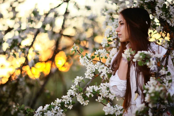 Jeune femme dans le jardin de printemps — Photo