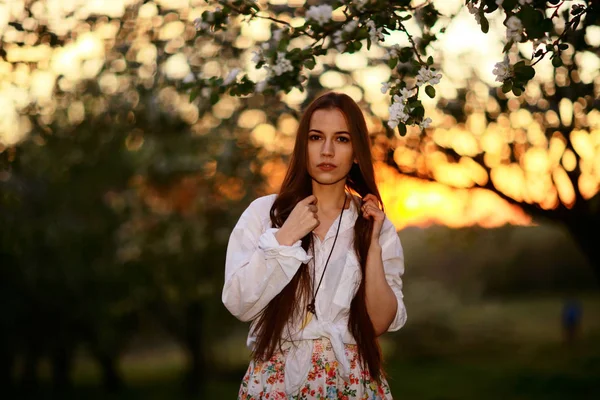 Bella donna in giardino primaverile — Foto Stock