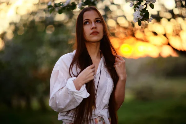 Mooie vrouw in de lente tuin — Stockfoto