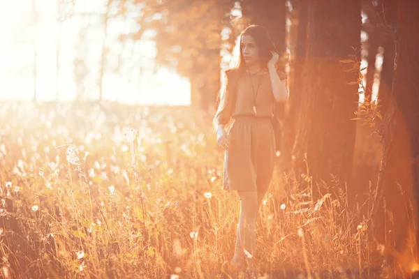 Young woman in picturesque field — Stock Photo, Image