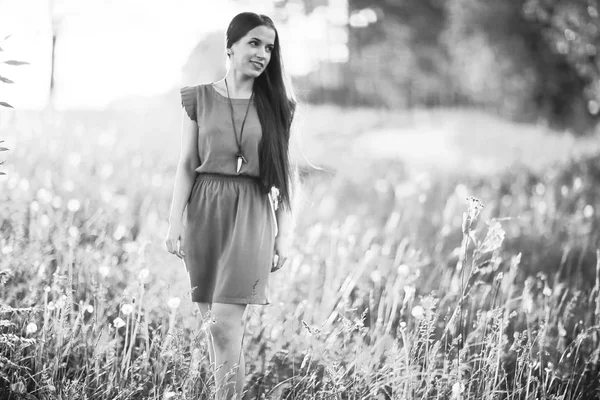 Молодая женщина в живописном поле — стоковое фото