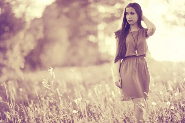 Mujer joven en un campo pintoresco — Foto de Stock