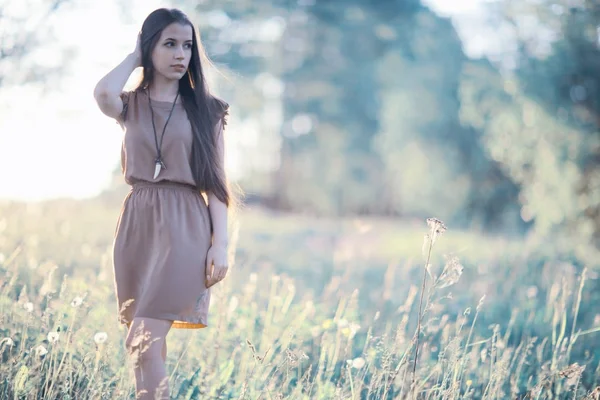 Jonge vrouw in pittoreske veld — Stockfoto