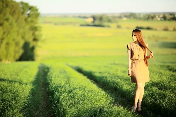 Молодая женщина в сельской местности — стоковое фото