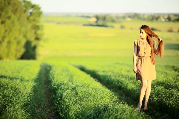 Junge Frau im ländlichen Raum — Stockfoto