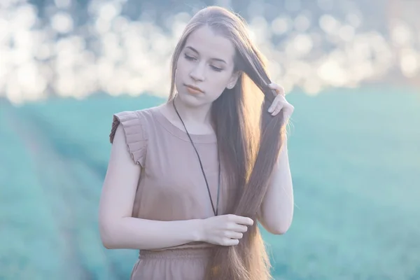 Jonge vrouw in landelijk gebied — Stockfoto