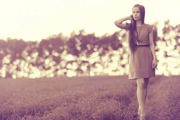 Jovem mulher no campo rural — Fotografia de Stock