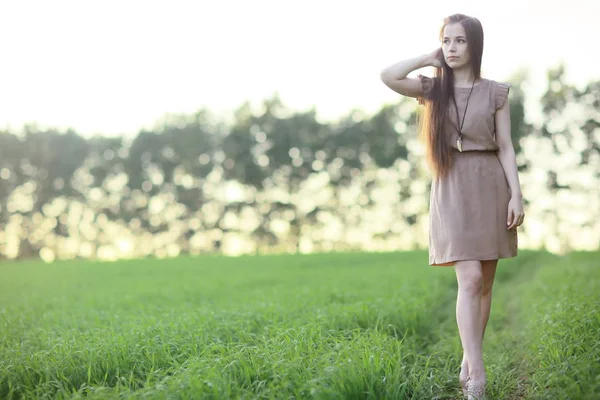 Jovem mulher no campo rural — Fotografia de Stock