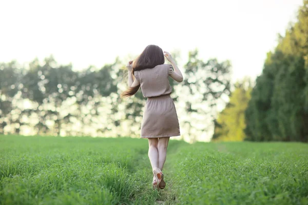 Jovem mulher no campo rural — Fotografia de Stock